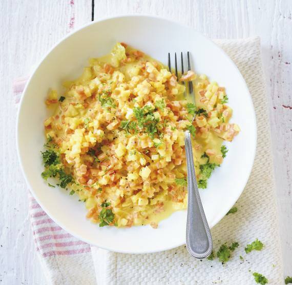 Teller mit feinen Gemüsewürfeln und Gabel