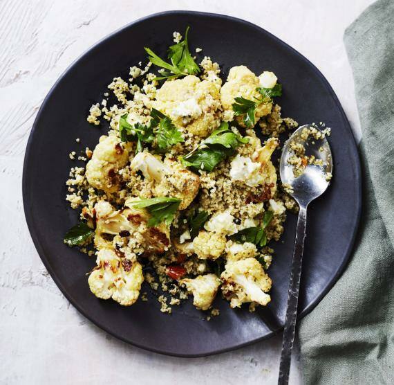 Schwarzer Teller mit Blumenkohl, Hanfsamen, Mandeln, Feta und Petersilie