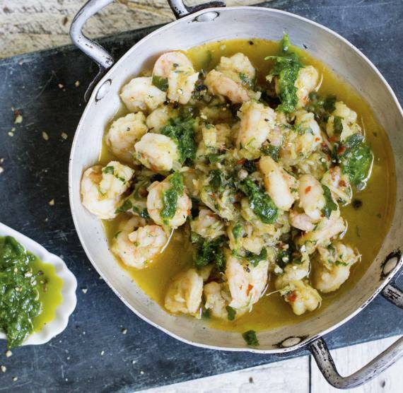 Garnelen in Gemüsebrühe mit grünem Pesto, Knoblauch und Chiliflocken