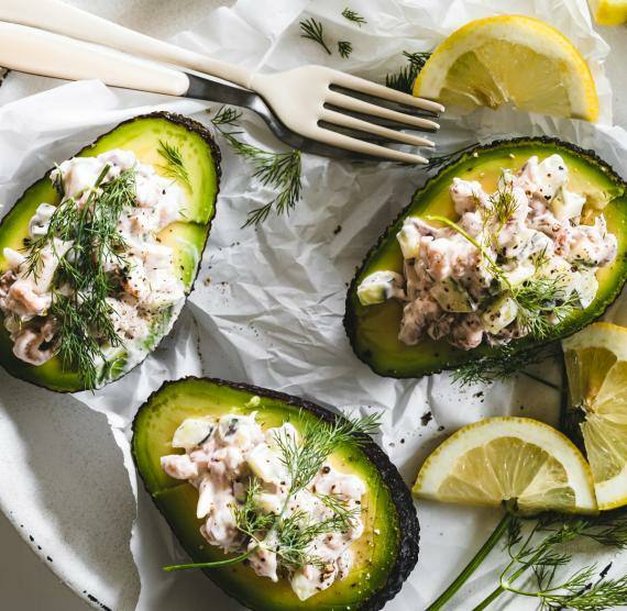 Mit Krabbensalat gefüllte Avocados auf einem Teller