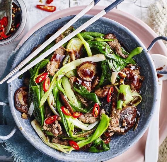 Topf mit Fleisch, Gemüse und Chilli, Stäbchen