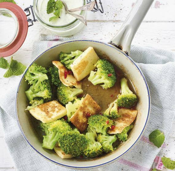 Brookoli und Käse in einer Sauce in einem tiefen Teller