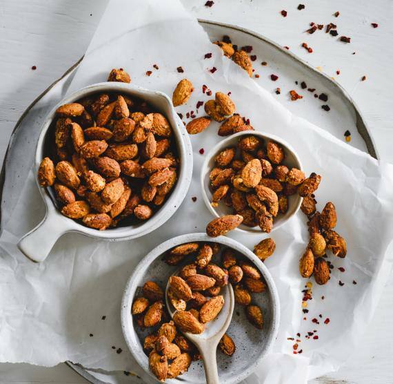 Drei kleine Schalen mit gewürzten Mandeln
