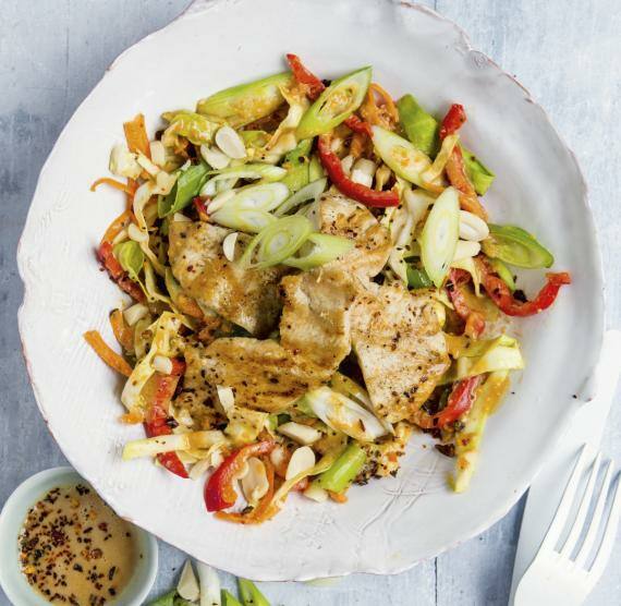 Spitzkohl-Erdnuss-Salat mit Hähnchen