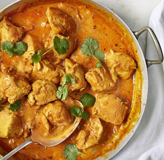 Curry mit Hähnchen in einer runden Ofenform
