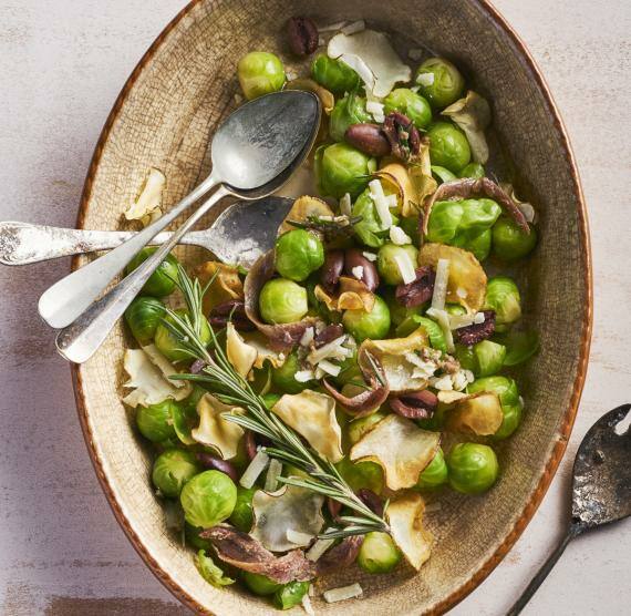 Rosenkohl, Oliven und Parmesan in einer Salatschüssel