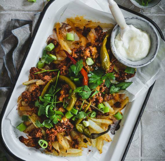 Chili Cheese Fries in einer hellen Auflaufform