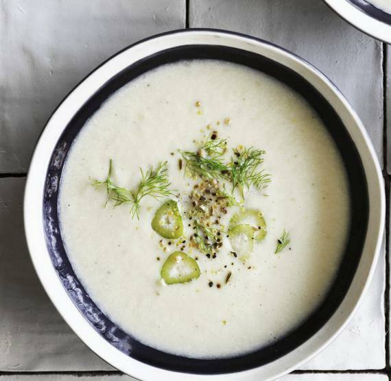 Cremige Suppe in zwei Schalen