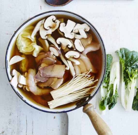 Pilze in Brühe in einer Schale