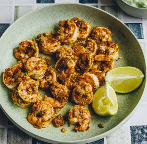 Gewürzte Garnelen auf einem Teller