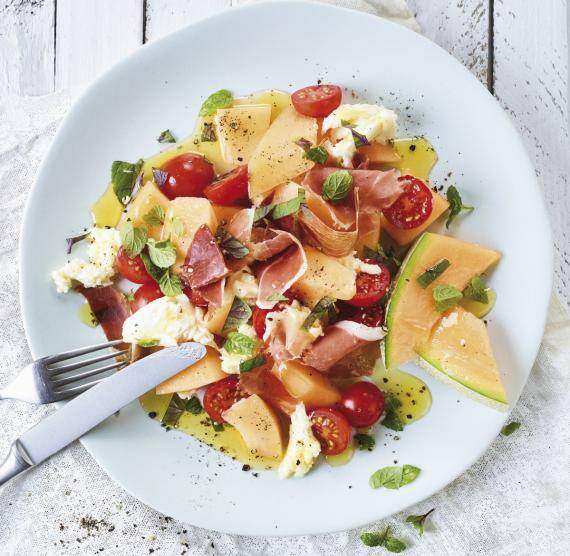 Melonensalat auf einem Teller