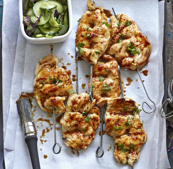 Hähnchenspieße auf einem Backblech