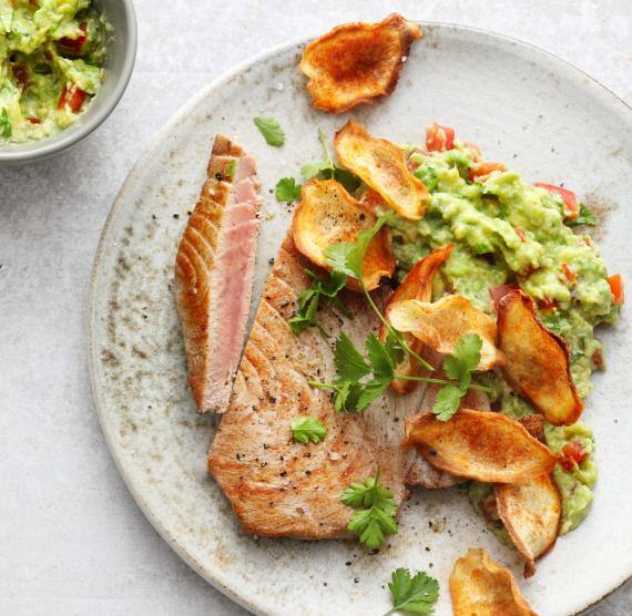 Thunfischsteaks und Guacamole auf einem weißen Teller