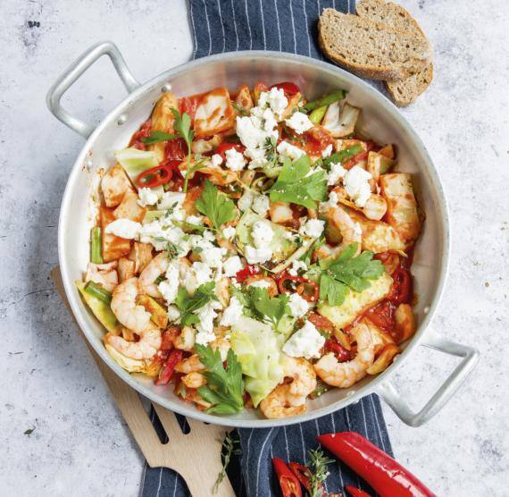 Edelstahl-Pfanne mit Gemüse und Garnelen