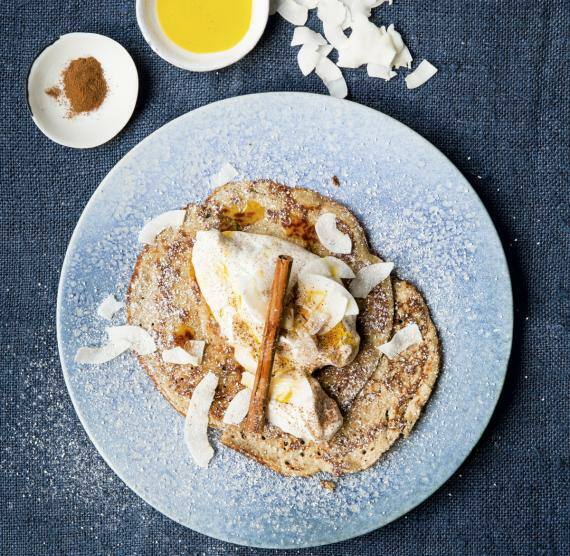 Pfannkuchen auf einem blauen Teller mit Quark und Zimt