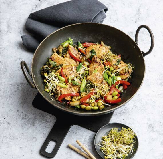 Wok mit Gemüse, Hähnchen und Sprossen aus Marmorplatte