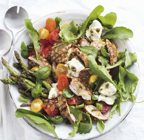 Bunter Salat in einer großen, hellen Schüssel mit Salatbesteck