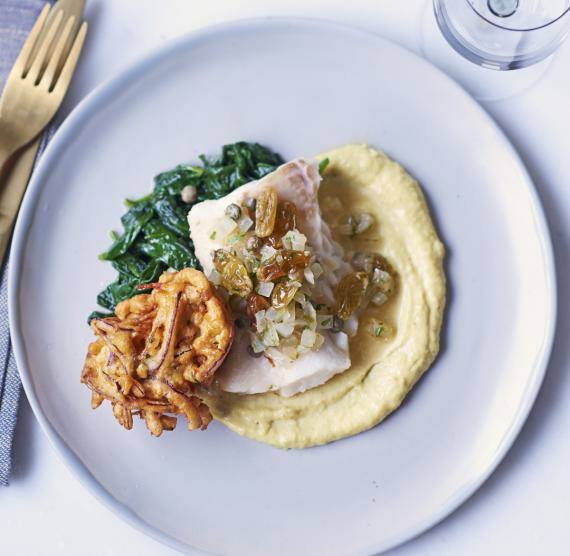 Teller mit Blumenkohl-Püree, Spinat und Zwiebel-Bahji, darauf gebratener Kabeljau mit Rosinen-Kapern-Dressing