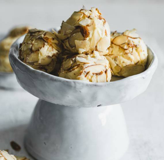 Erhöhte Schüssel mit Bällchen, die mit Mandeln ummantelt sind