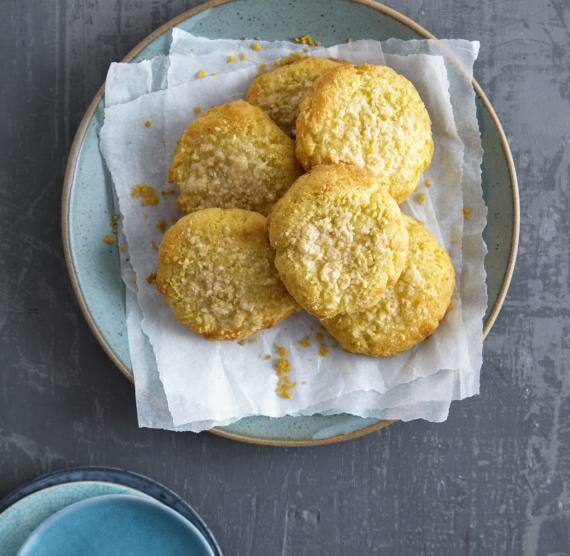 Kleine Low Carb-Fladenbrote auf einem Teller