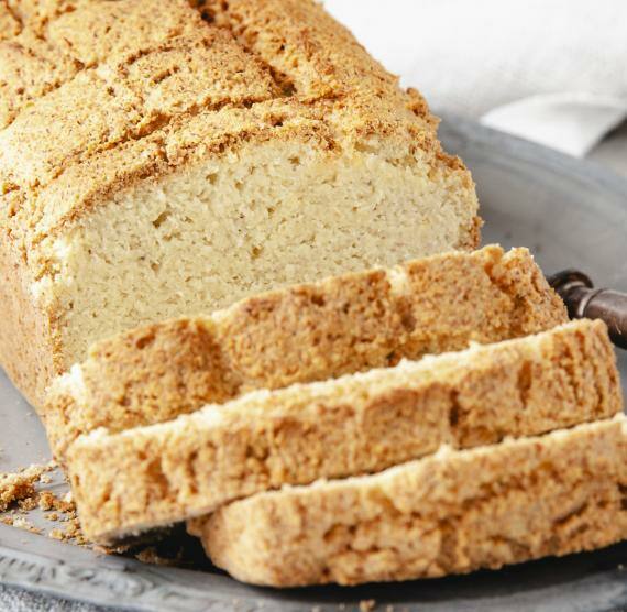 Toastbrot aufgeschnitten in Scheiben auf einem Teller