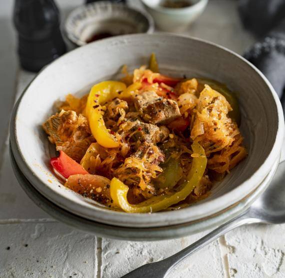 Teller mit Gulasch und gemischten Paprikastreifen