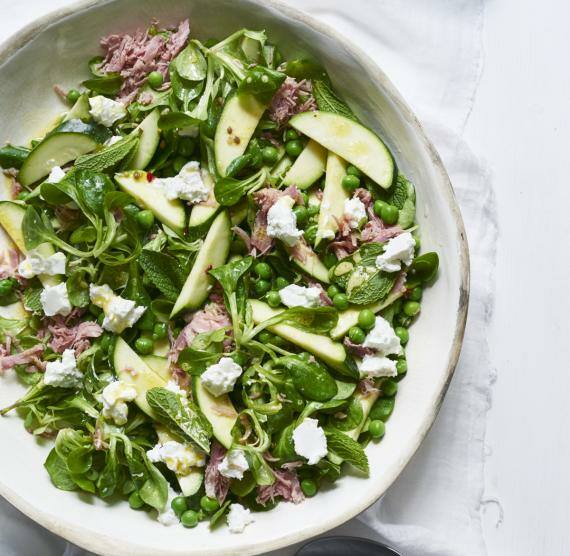 Heller Teller mit grünem Salat, Schinken und Käse