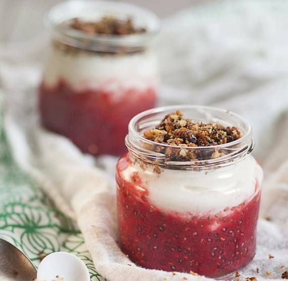 Gläser mit Himbeer-Chia-Joghurt auf Tuch