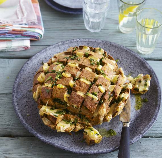 Partybrot auf einem großen Teller mit Gläsern und Geschirrtuch