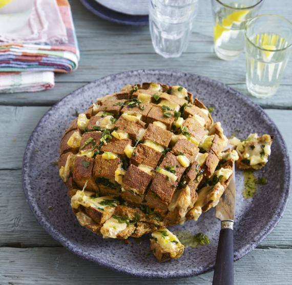 Partybrot auf einem großen Teller mit Gläsern und Geschirrtuch