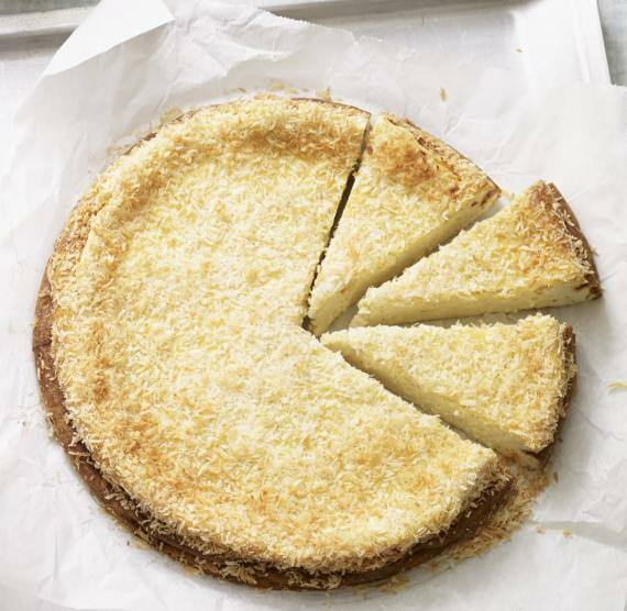 Käsekuchen mit Kokos auf Tisch mit Kaffe