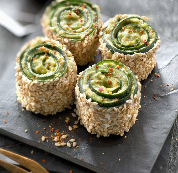 Low Carb-Sushi-Rollen auf einer schwarzen Servierplatte