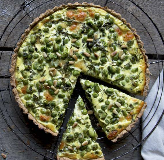 Quiche mit Erbsen auf einem Gitter