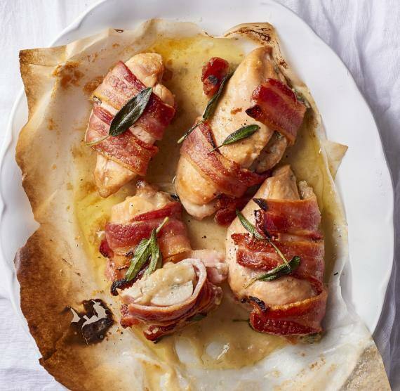 Hähnchenbrust im Speckmantel mit Salbei auf Teller