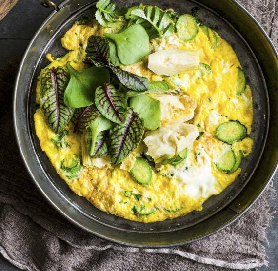 Frittata mit Gemüse in einer runden Auflaufform