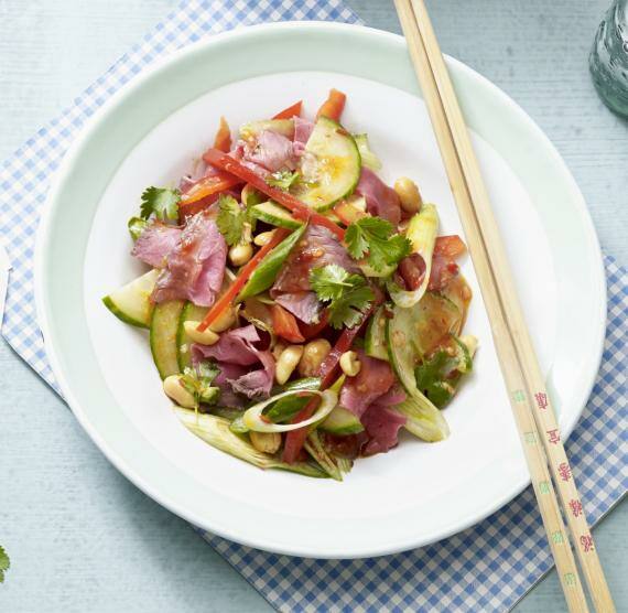 Thailändischer Salat mit Roastbeef auf einem weißen Teller