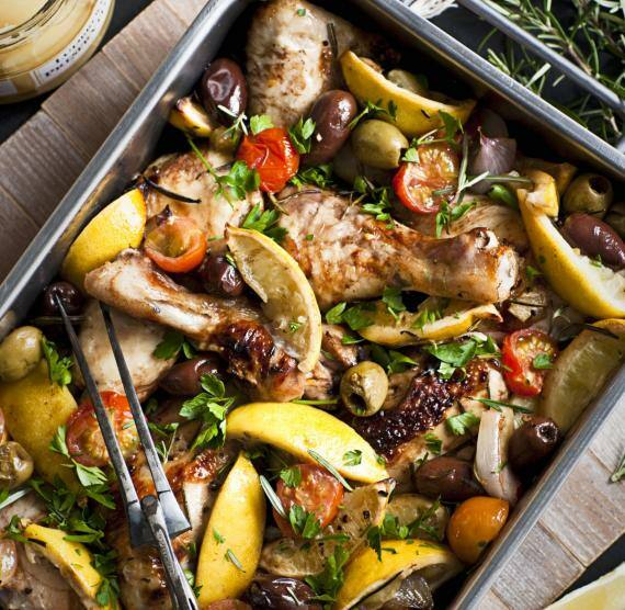 Hähnchenteile in einer Auflaufform mit Zitronenspalten