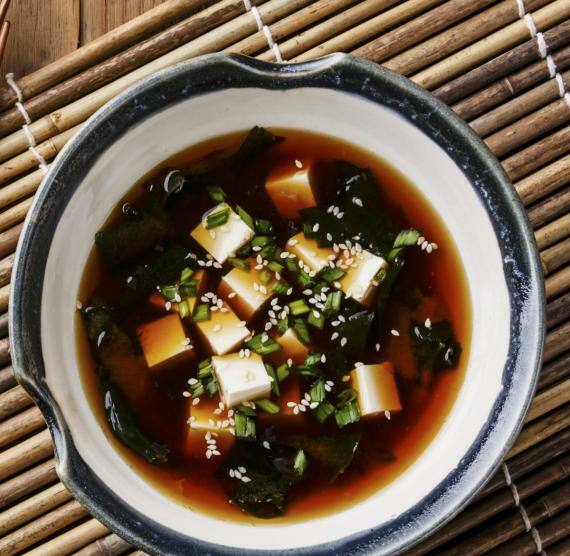Misosuppe in einer Schüssel mkt Tofu