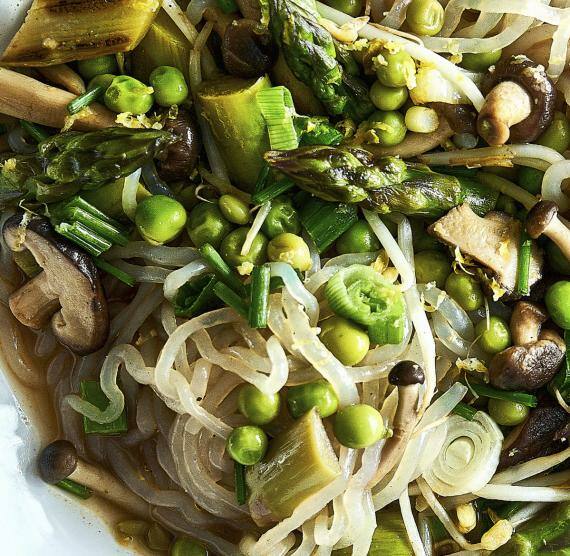 Konjaknudeln mit Erbsen in einer hellen Schüssel mit Gabel