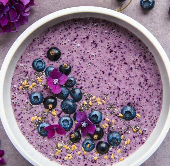 Smoothie-Bowl mit Chia und Blüten