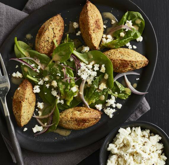 Falafeln auf einem grüner Spinatbett