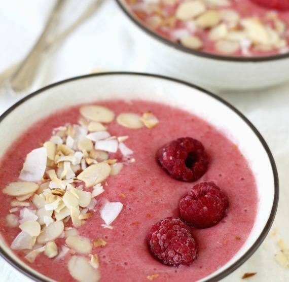Schale mit püriertem Obst und Himbeerdeko