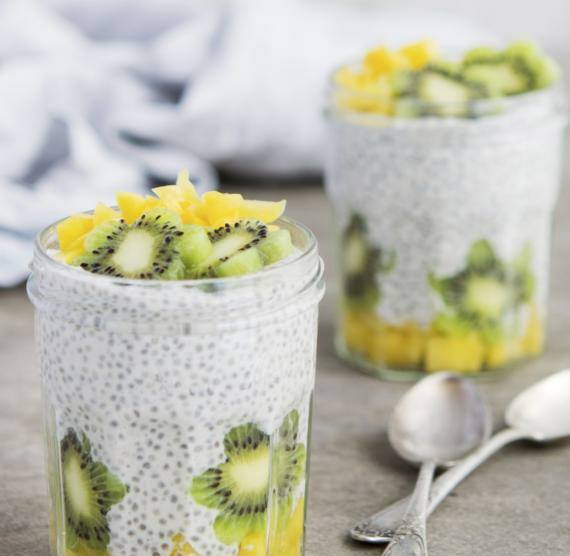 Glas mit Joghurt, Kiwi und Mango gefüllt