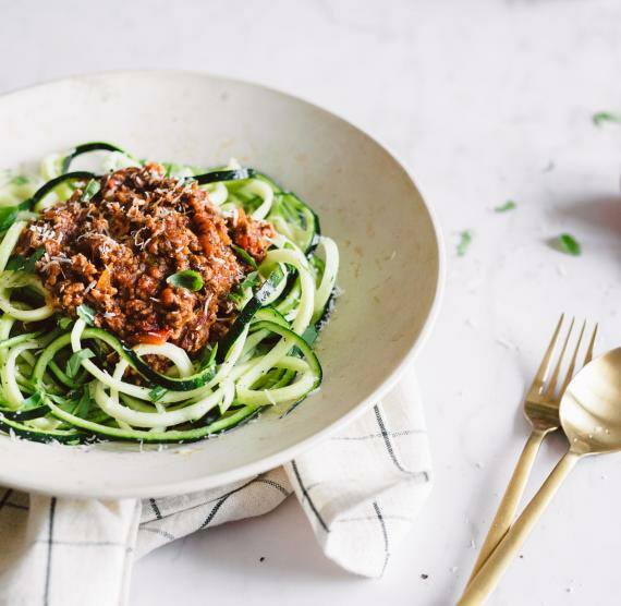 Low Carb Gemüsetagliatelle aus Zucchini mit Bolognese