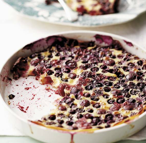 Auflaufform mit Beeren- Clafoutis