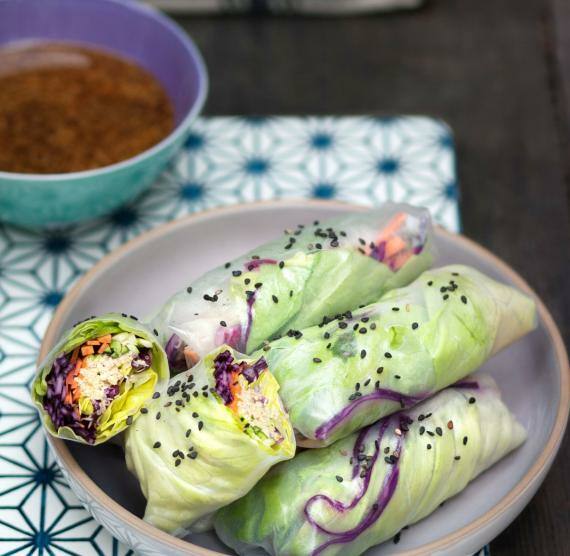 Reispapierrollen gefüllt mit Salat