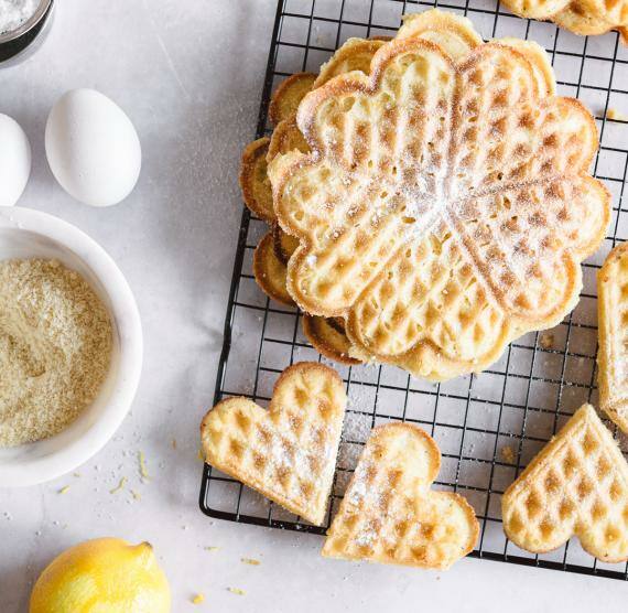 Waffel gestapelt und in Stückchen auf einem Kuchengitter