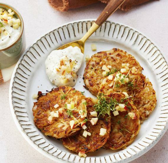 Teller mit Puffer und Löffel mit Dip und Schale mit Dip