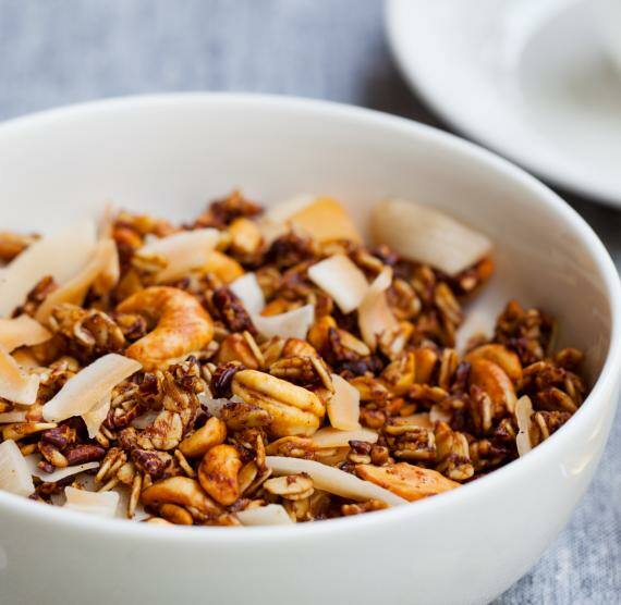 Schale mit Nuss-Müsli und Kanne und Tasse