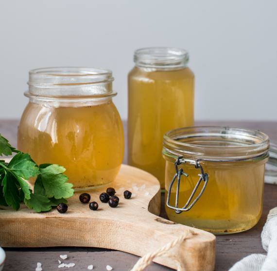 Hühnerbrühe in Gläsenr